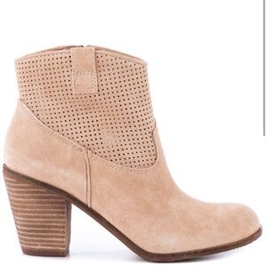 Final price ✂️!! Vince Camuto Holden boots. EUC!